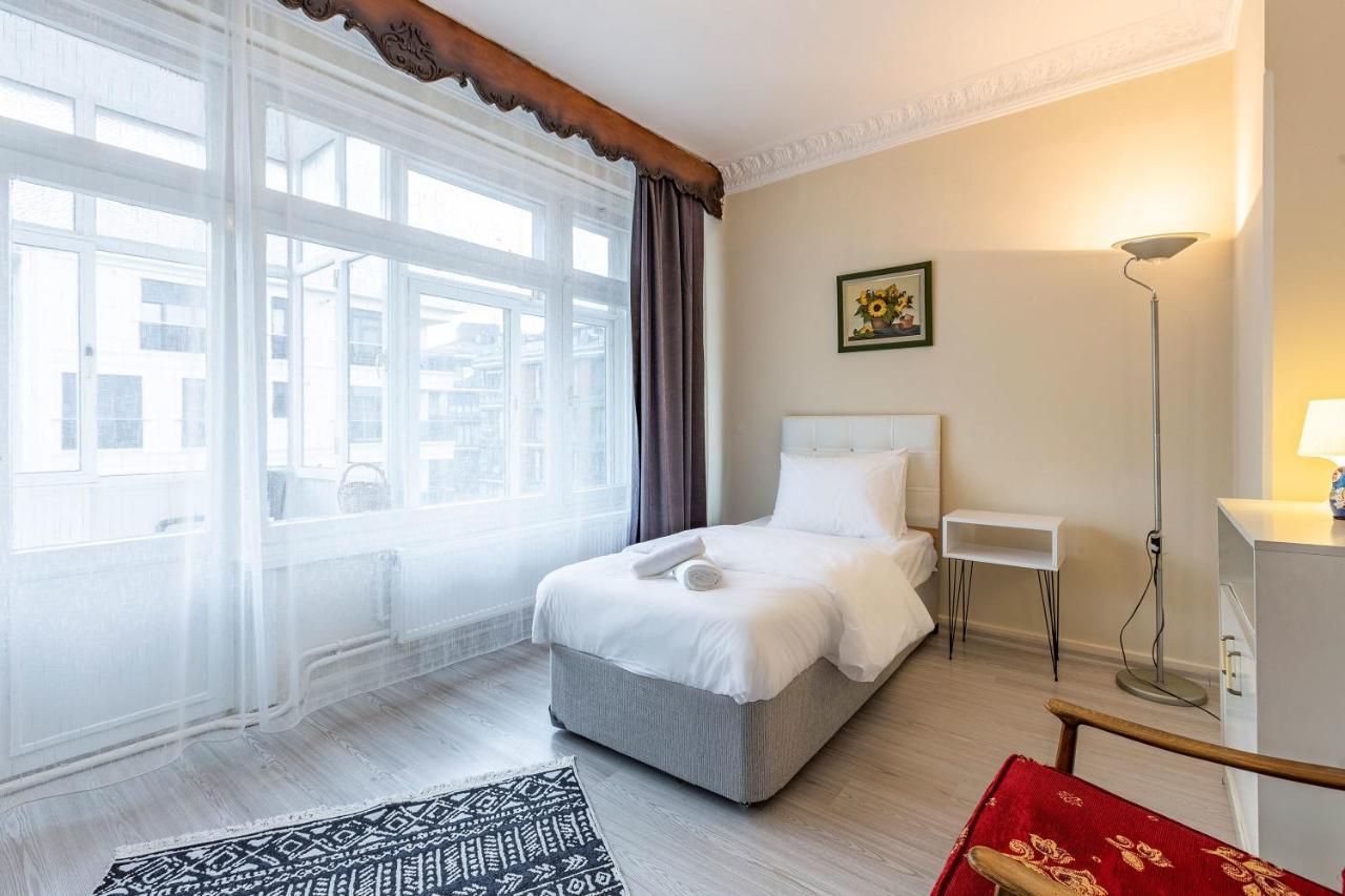 Charming Apartment Surrounded By Vibrant Attractions In Kadikoy Истанбул Екстериор снимка