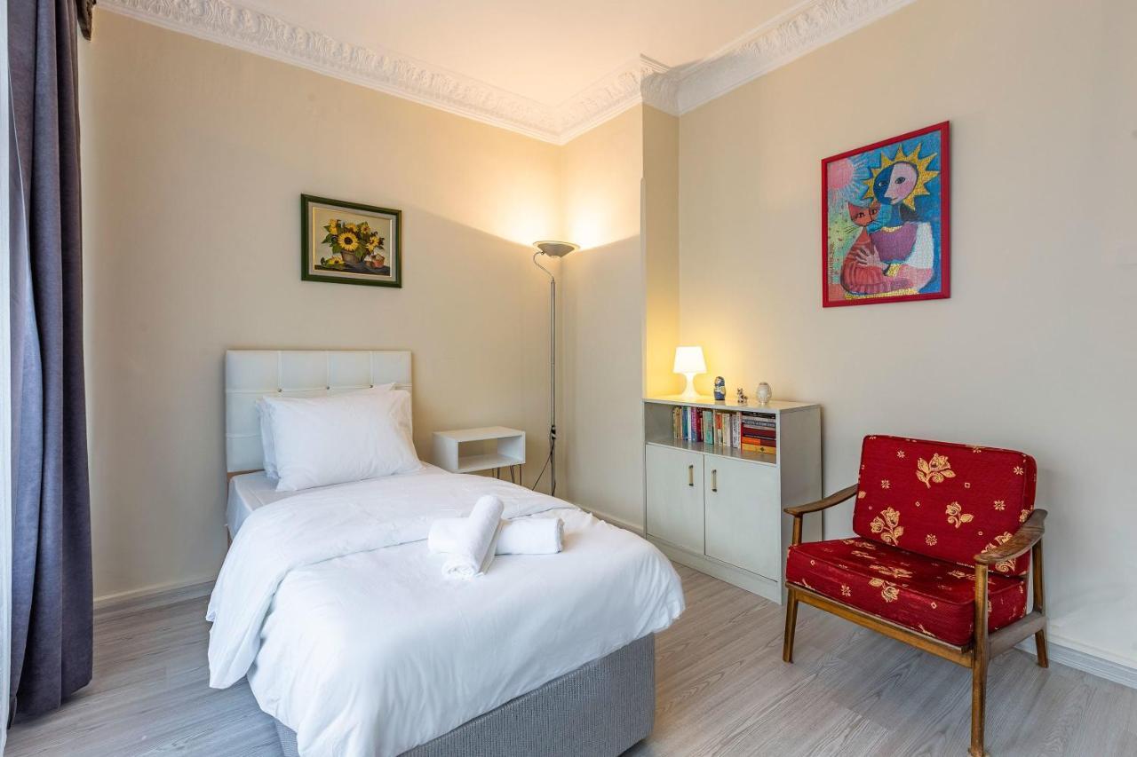 Charming Apartment Surrounded By Vibrant Attractions In Kadikoy Истанбул Екстериор снимка