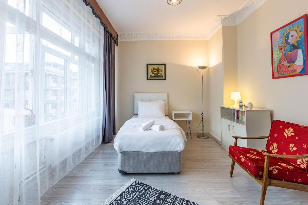 Charming Apartment Surrounded By Vibrant Attractions In Kadikoy Истанбул Екстериор снимка