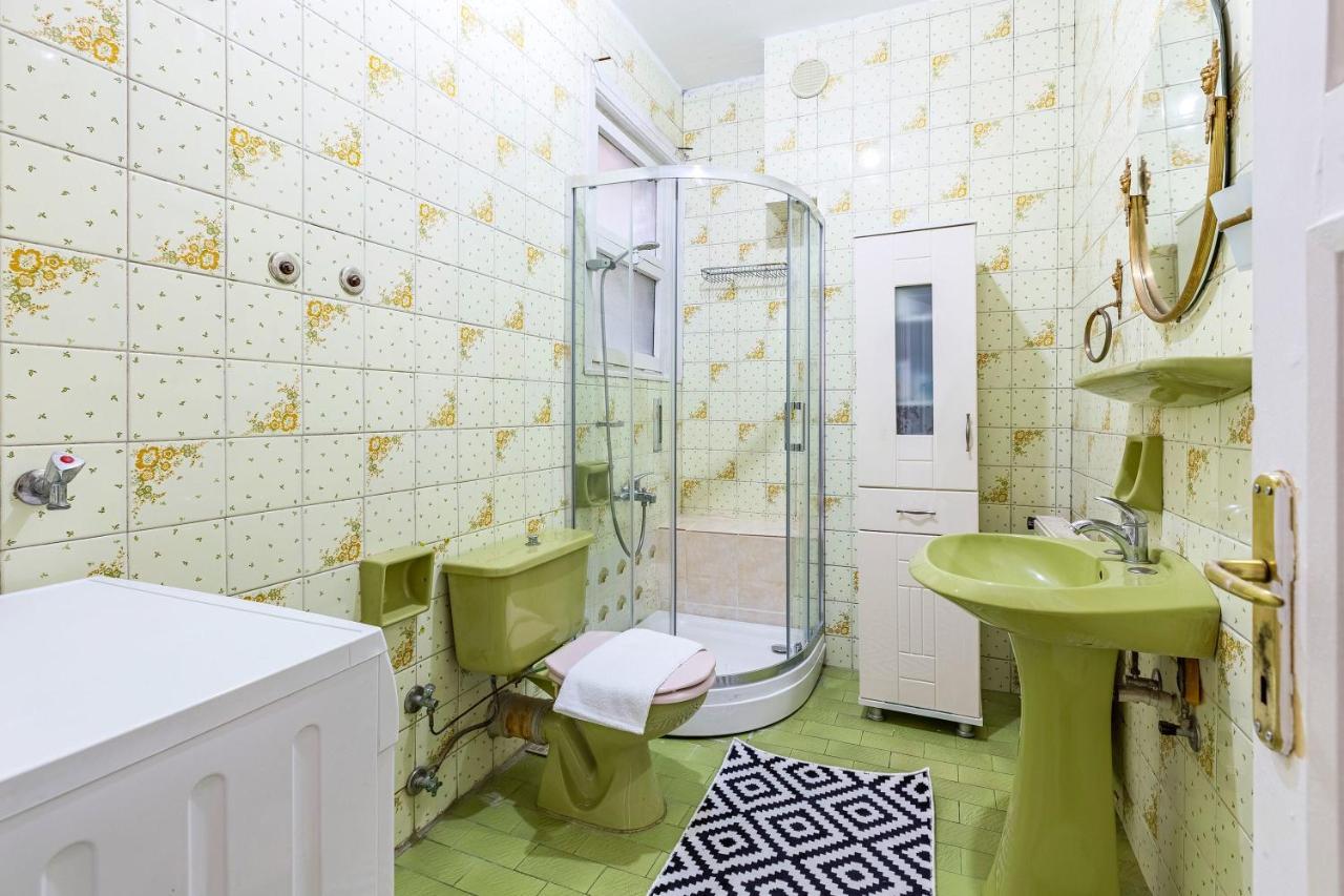 Charming Apartment Surrounded By Vibrant Attractions In Kadikoy Истанбул Екстериор снимка